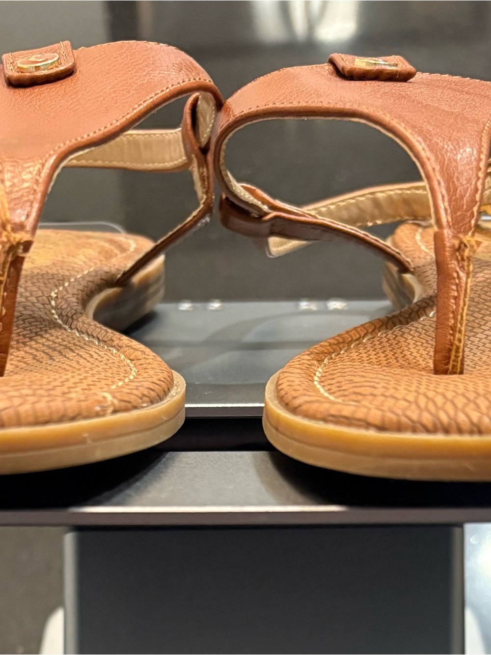Circus by Sam Edelman Women's Cognac Tan Leather Thong Sandals - Picture 2 of 8